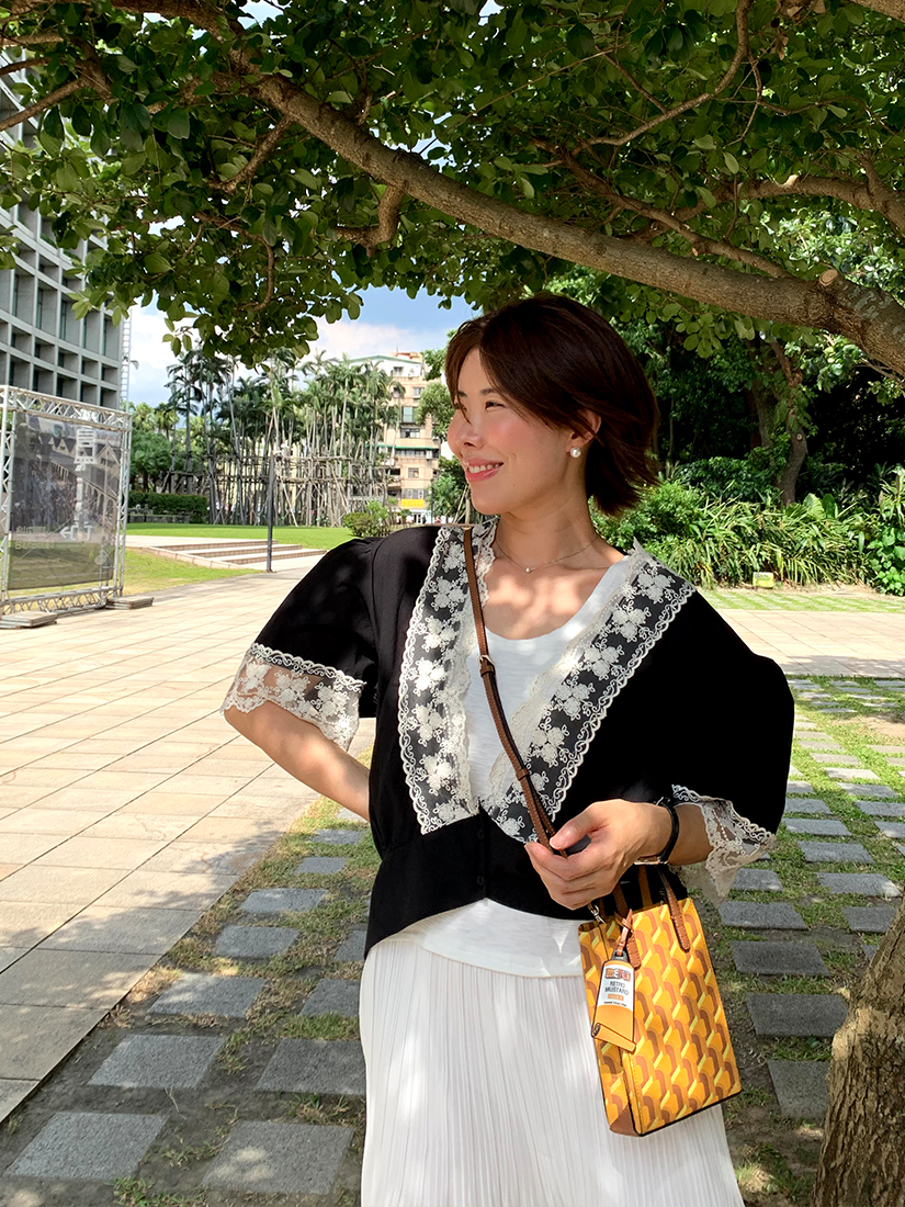 拼接蕾絲大V領上衣