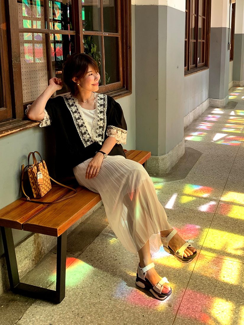 拼接蕾絲大V領上衣