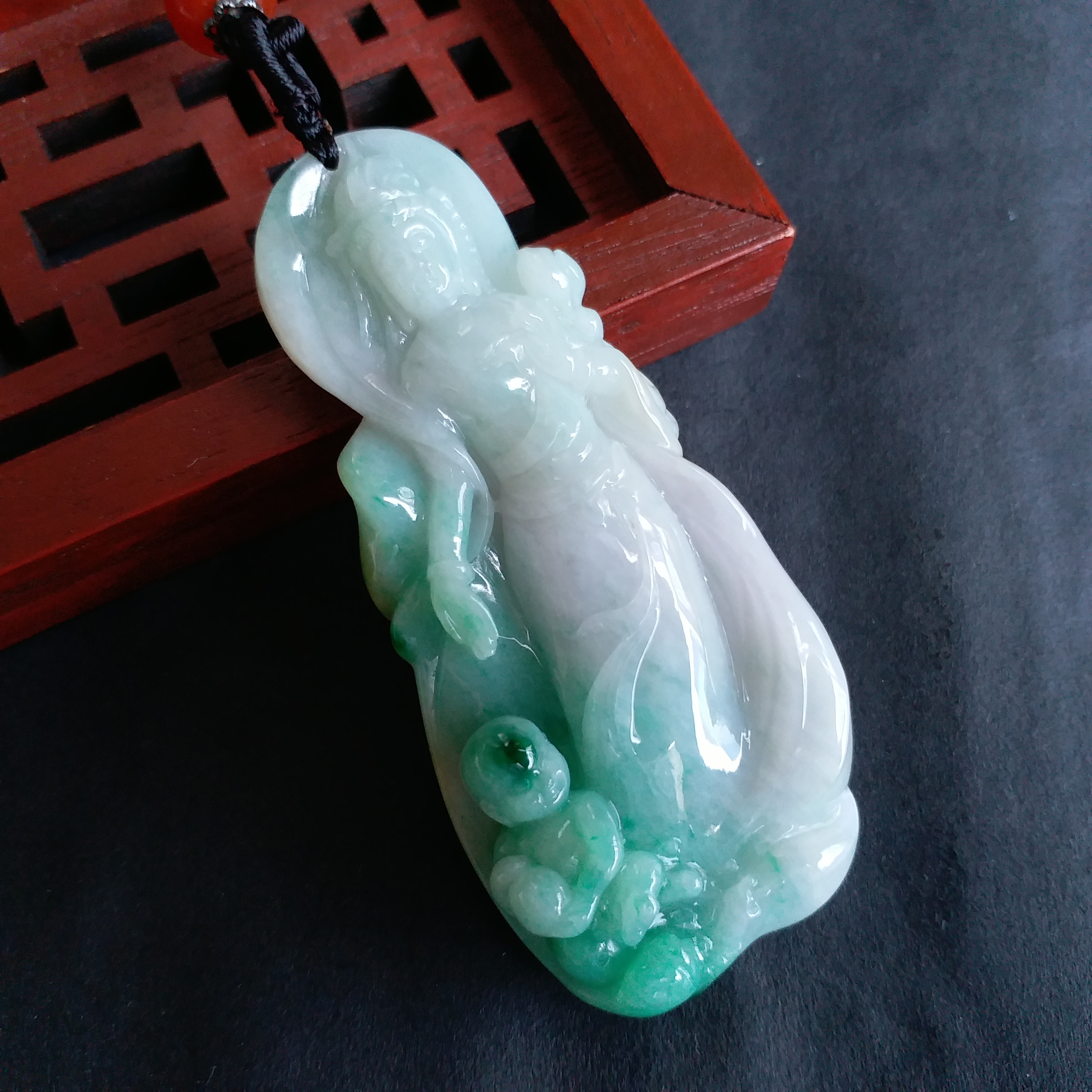 J1813 冰糯白底飄辣綠送子觀音像吊墜