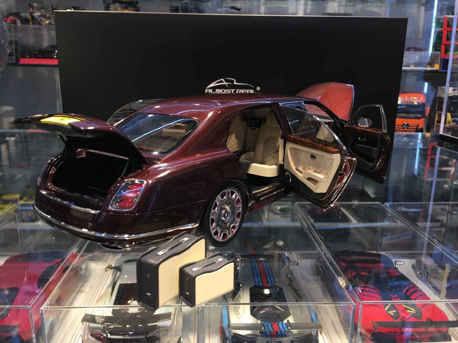 Almost Real 830603 Bentley Mulsanne Limousine 1/18 Almost Real 830603 Bentley Mulsanne Limousine 1/18