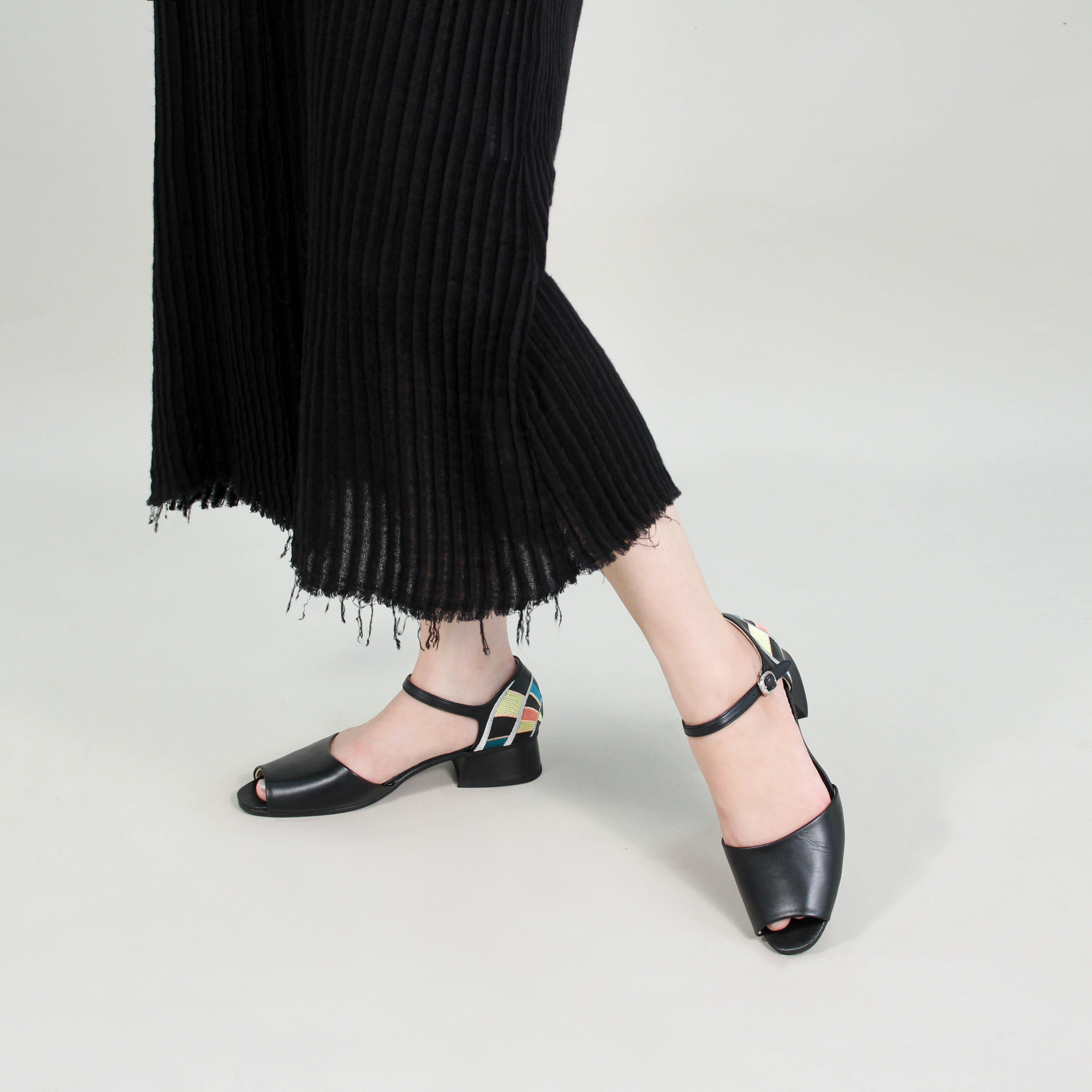 刺繡木跟魚口鞋｜蒲公英花火 (黑)