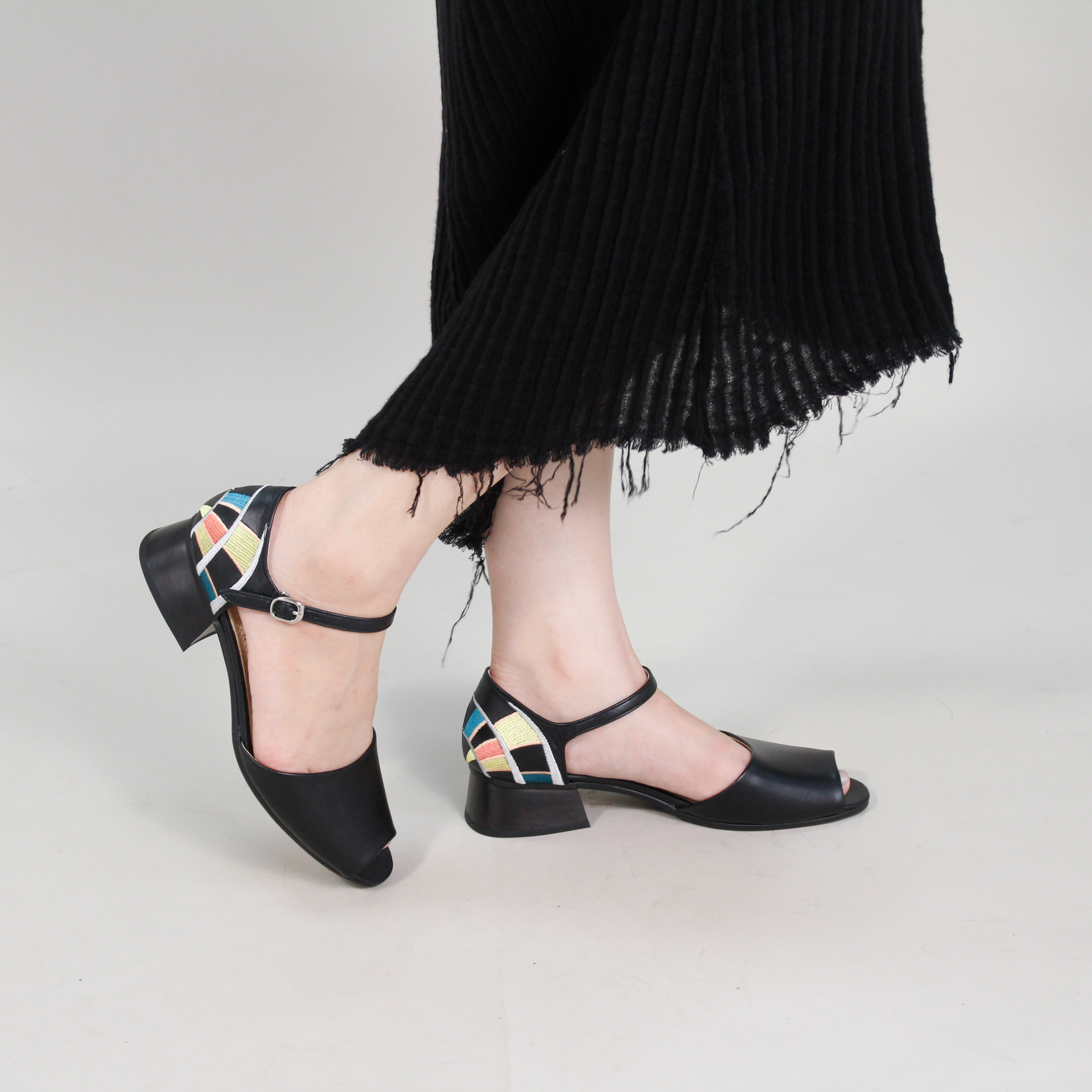 刺繡木跟魚口鞋｜蒲公英花火 (黑)