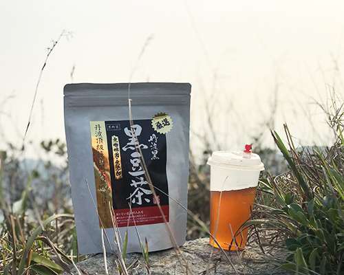 飲黑豆茶能抑制人體的膽固醇吸收，軟化血管，減少心血管疾病