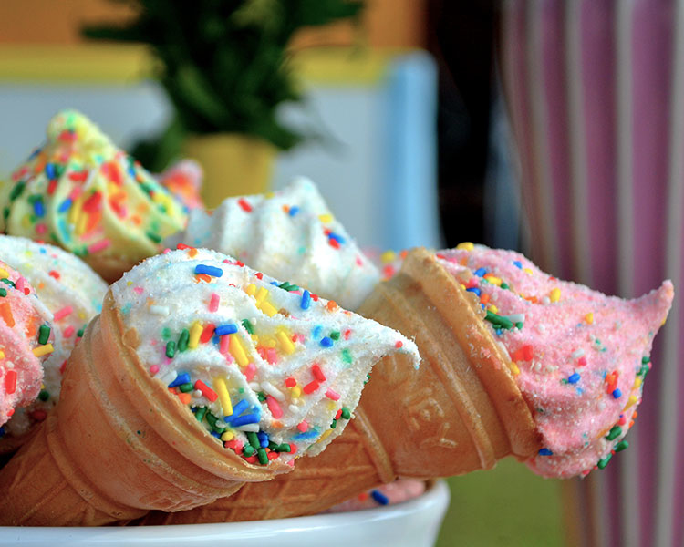 維持血糖水平健康的方法：1.作息及飲食要定時，盡量避免肌餓感而引致血糖水平突然驟降。    2.少吃高糖食品，如含糖飲料及雪糕等，防止血糖水平過高。    3.同時亦多做運動，多行樓梯，避免脂肪積聚，維持身體健康。