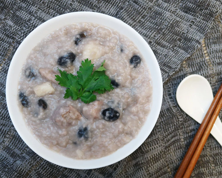 黑豆含有的蛋白質及纖維，搭配山藥的黏液蛋白，有助預防血糖指數突升，是一個簡單而有效的降血糖食譜。