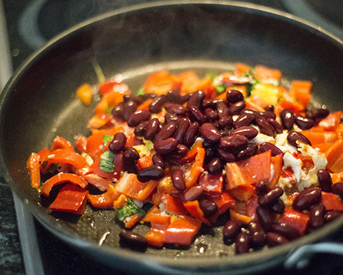 平衡荷爾蒙失調的食物：  少吃高糖、高脂肪等刺激性食品，應以新鮮及高蛋白為主，尤其豆類，可透過不同烹調方式多攝取