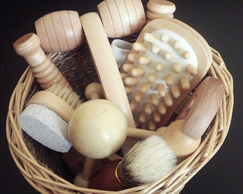 改善白髮、脫髮方法：  根據中醫說法「以黑補黑」，在日常飲食中多吃黑色或深色食物以補肝腎，有助頭髮健康生長，養活黑髮 早晚用手指頭輕輕由前額按摩頭皮至枕部，並持續2至4分鐘，亦可以用木梳由前額往後梳5至10次，再以相反方向重覆 睡前泡腳能有助放鬆心情