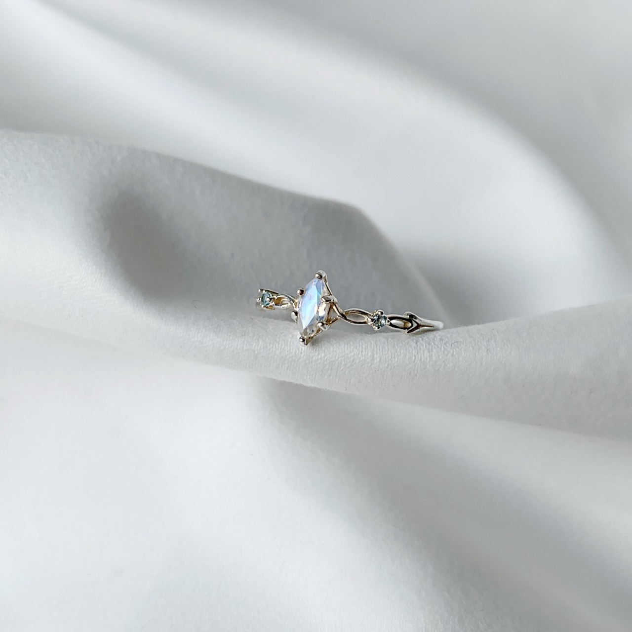 荊棘爪鑲眼形月光石戒指