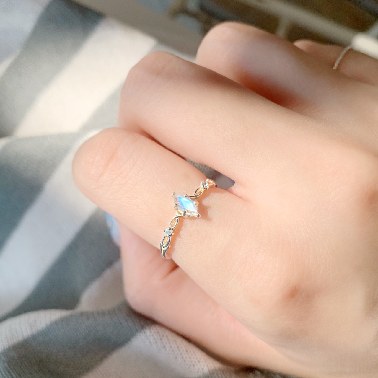 荊棘爪鑲眼形月光石戒指