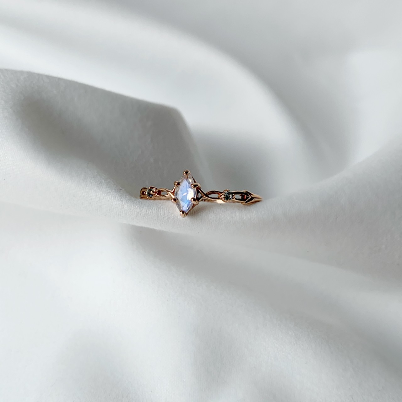 荊棘爪鑲眼形月光石戒指