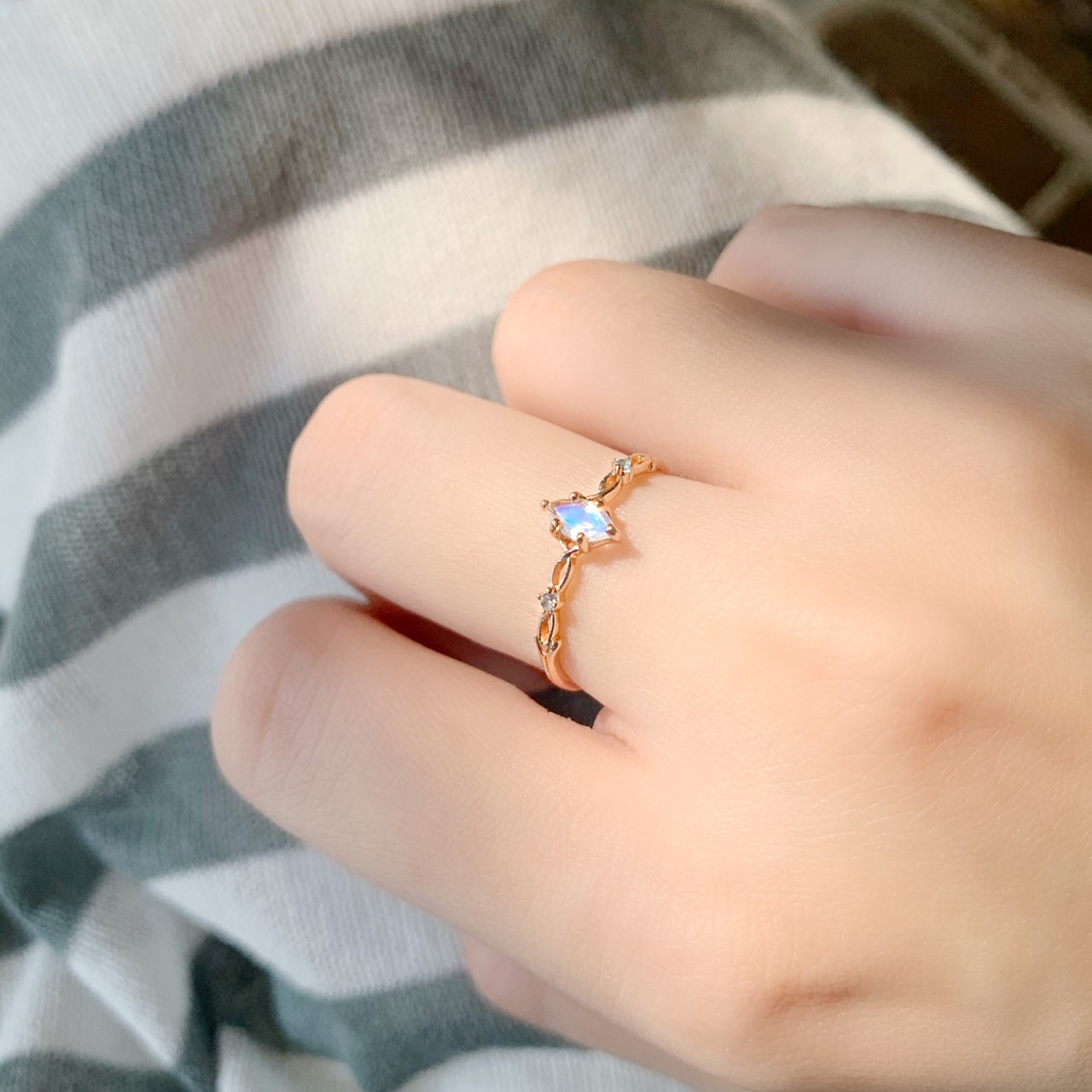 荊棘爪鑲眼形月光石戒指