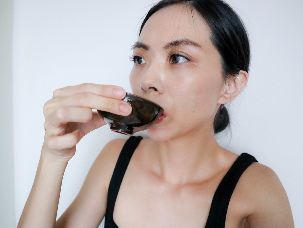 為了孩子，我們都想當一個打不倒的鋼鐵媽媽，  但媽媽不是神，也是會疲累生病的，  照顧孩子，首先要記得照顧好自己，  每天來一杯滴雞精，真的會有感氣色好、元氣飽的狀態，日月養生滴雞精真的甘甜好喝！