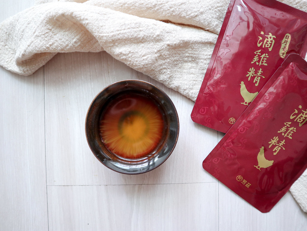 為了孩子，我們都想當一個打不倒的鋼鐵媽媽，  但媽媽不是神，也是會疲累生病的，  照顧孩子，首先要記得照顧好自己，  每天來一杯滴雞精，真的會有感氣色好、元氣飽的狀態，日月養生滴雞精真的甘甜好喝！