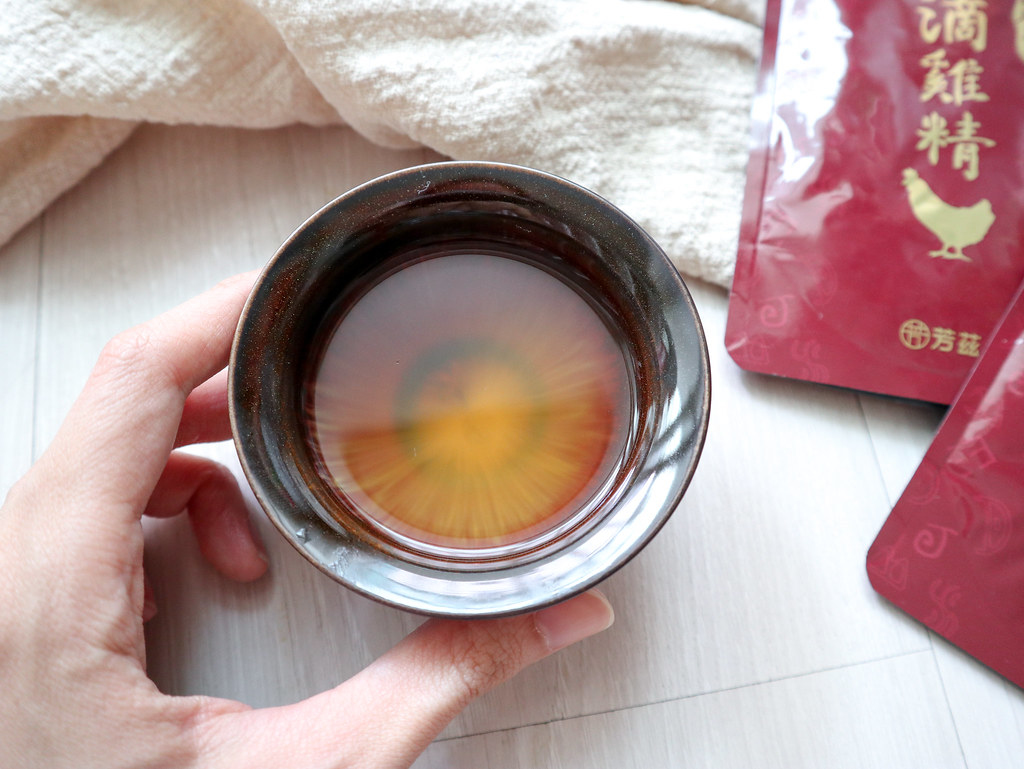 為了孩子，我們都想當一個打不倒的鋼鐵媽媽，  但媽媽不是神，也是會疲累生病的，  照顧孩子，首先要記得照顧好自己，  每天來一杯滴雞精，真的會有感氣色好、元氣飽的狀態，日月養生滴雞精真的甘甜好喝！