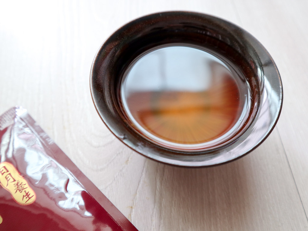 為了孩子，我們都想當一個打不倒的鋼鐵媽媽，  但媽媽不是神，也是會疲累生病的，  照顧孩子，首先要記得照顧好自己，  每天來一杯滴雞精，真的會有感氣色好、元氣飽的狀態，日月養生滴雞精真的甘甜好喝！