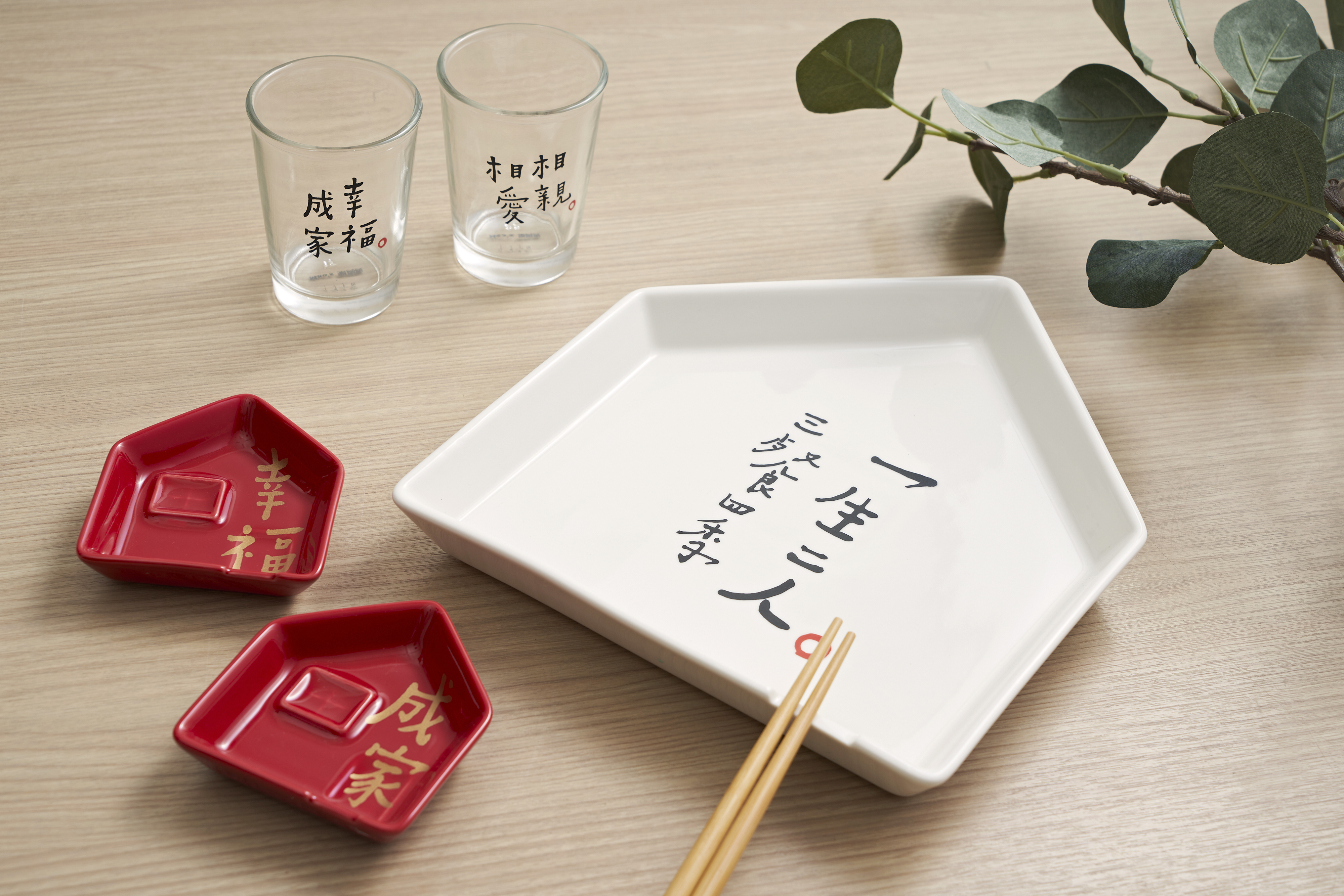 Mao's樂陶陶與何景窗聯名商品一房兩廳餐盤組。