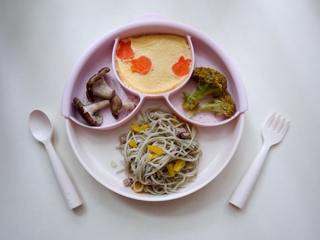 為了孩子，我們都想當一個打不倒的鋼鐵媽媽，  但媽媽不是神，也是會疲累生病的，  照顧孩子，首先要記得照顧好自己，  每天來一杯滴雞精，真的會有感氣色好、元氣飽的狀態，日月養生滴雞精真的甘甜好喝！