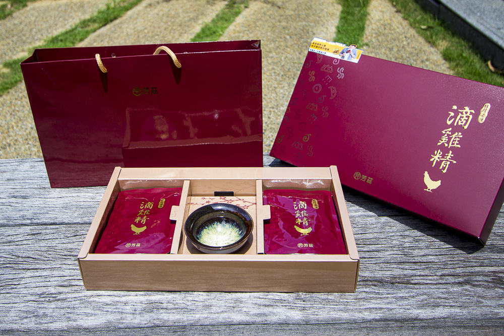 最近深感體力精力大不如從前，芳茲生技日月養生滴雞精零脂肪、零膽固醇、好喝無腥味，早上空腹溫熱喝一碗讓真的很有感。芳茲是在地數十年品牌「波蜜」研發生產，對於原料、食材與製程都非常嚴謹，嚴選青壯年紅羽土公雞，蛋白質更多、油脂更少。