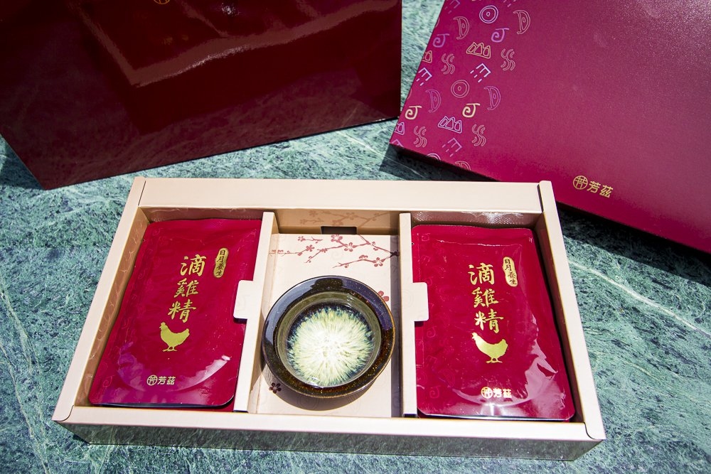 最近深感體力精力大不如從前，芳茲生技日月養生滴雞精零脂肪、零膽固醇、好喝無腥味，早上空腹溫熱喝一碗讓真的很有感。芳茲是在地數十年品牌「波蜜」研發生產，對於原料、食材與製程都非常嚴謹，嚴選青壯年紅羽土公雞，蛋白質更多、油脂更少。