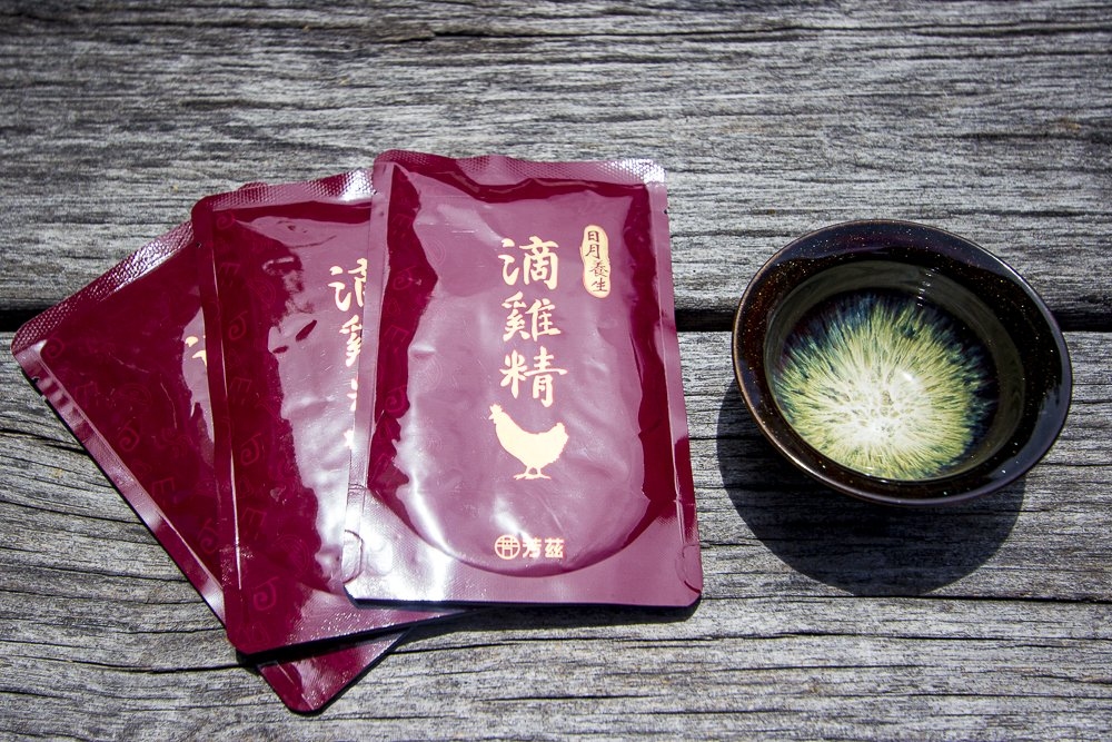 最近深感體力精力大不如從前，芳茲生技日月養生滴雞精零脂肪、零膽固醇、好喝無腥味，早上空腹溫熱喝一碗讓真的很有感。芳茲是在地數十年品牌「波蜜」研發生產，對於原料、食材與製程都非常嚴謹，嚴選青壯年紅羽土公雞，蛋白質更多、油脂更少。