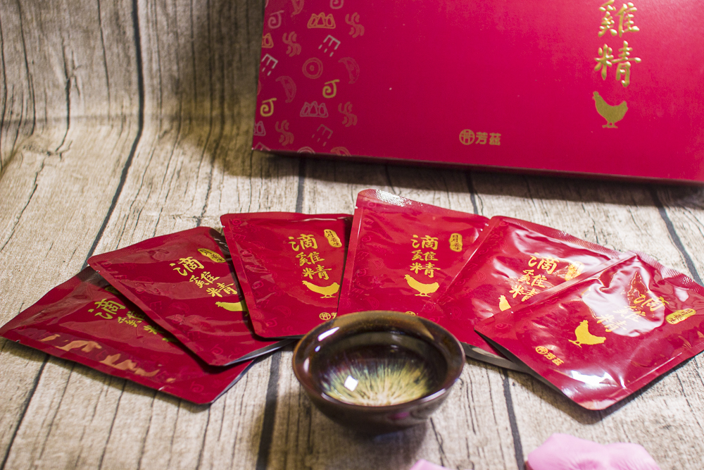 最近深感體力精力大不如從前，芳茲生技日月養生滴雞精零脂肪、零膽固醇、好喝無腥味，早上空腹溫熱喝一碗讓真的很有感。芳茲是在地數十年品牌「波蜜」研發生產，對於原料、食材與製程都非常嚴謹，嚴選青壯年紅羽土公雞，蛋白質更多、油脂更少。