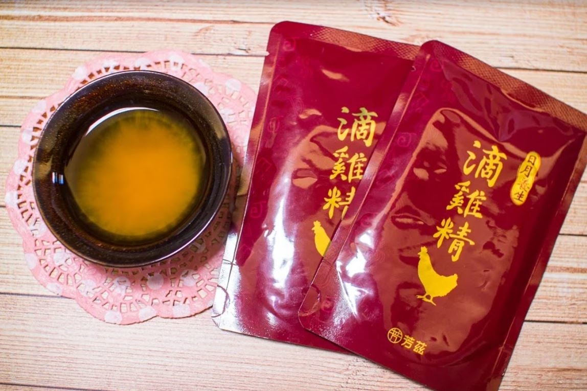 最近深感體力精力大不如從前，芳茲生技日月養生滴雞精零脂肪、零膽固醇、好喝無腥味，早上空腹溫熱喝一碗讓真的很有感。芳茲是在地數十年品牌「波蜜」研發生產，對於原料、食材與製程都非常嚴謹，嚴選青壯年紅羽土公雞，蛋白質更多、油脂更少。