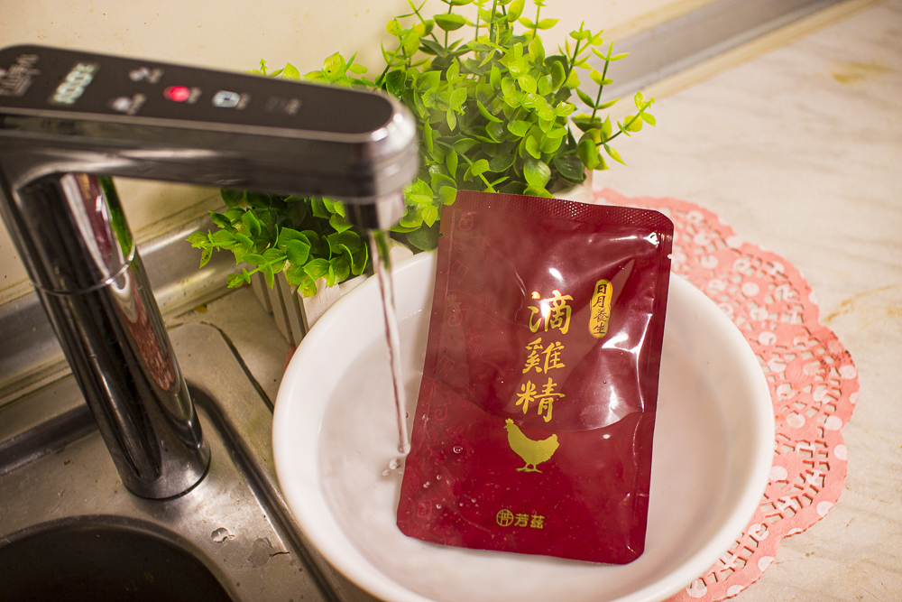 最近深感體力精力大不如從前，芳茲生技日月養生滴雞精零脂肪、零膽固醇、好喝無腥味，早上空腹溫熱喝一碗讓真的很有感。芳茲是在地數十年品牌「波蜜」研發生產，對於原料、食材與製程都非常嚴謹，嚴選青壯年紅羽土公雞，蛋白質更多、油脂更少。