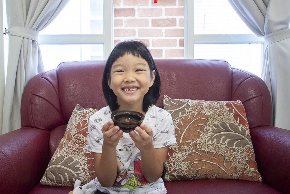 最近深感體力精力大不如從前，芳茲生技日月養生滴雞精零脂肪、零膽固醇、好喝無腥味，早上空腹溫熱喝一碗讓真的很有感。芳茲是在地數十年品牌「波蜜」研發生產，對於原料、食材與製程都非常嚴謹，嚴選青壯年紅羽土公雞，蛋白質更多、油脂更少。