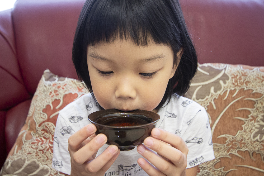 最近深感體力精力大不如從前，芳茲生技日月養生滴雞精零脂肪、零膽固醇、好喝無腥味，早上空腹溫熱喝一碗讓真的很有感。芳茲是在地數十年品牌「波蜜」研發生產，對於原料、食材與製程都非常嚴謹，嚴選青壯年紅羽土公雞，蛋白質更多、油脂更少。