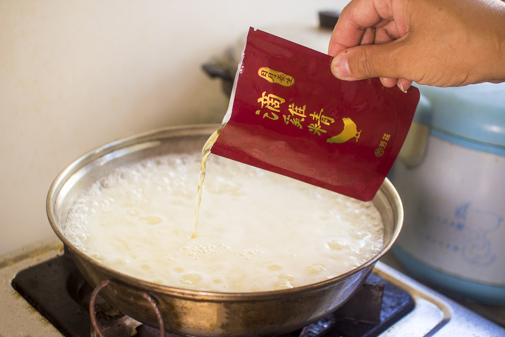 最近深感體力精力大不如從前，芳茲生技日月養生滴雞精零脂肪、零膽固醇、好喝無腥味，早上空腹溫熱喝一碗讓真的很有感。芳茲是在地數十年品牌「波蜜」研發生產，對於原料、食材與製程都非常嚴謹，嚴選青壯年紅羽土公雞，蛋白質更多、油脂更少。