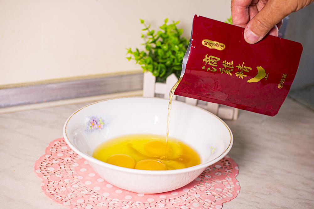 最近深感體力精力大不如從前，芳茲生技日月養生滴雞精零脂肪、零膽固醇、好喝無腥味，早上空腹溫熱喝一碗讓真的很有感。芳茲是在地數十年品牌「波蜜」研發生產，對於原料、食材與製程都非常嚴謹，嚴選青壯年紅羽土公雞，蛋白質更多、油脂更少。