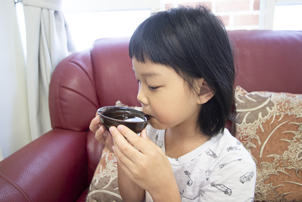 最近深感體力精力大不如從前，芳茲生技日月養生滴雞精零脂肪、零膽固醇、好喝無腥味，早上空腹溫熱喝一碗讓真的很有感。芳茲是在地數十年品牌「波蜜」研發生產，對於原料、食材與製程都非常嚴謹，嚴選青壯年紅羽土公雞，蛋白質更多、油脂更少。