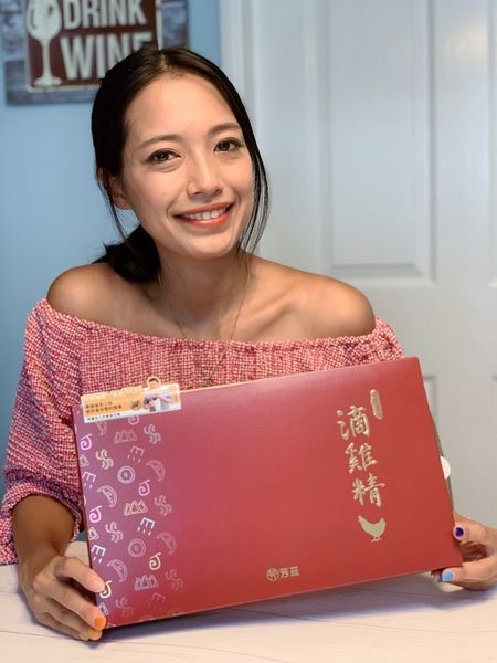 最近常常覺得體虛，做事提不起勁，讓我遇到了曾國城大力推薦的「芳茲生技・日月養生滴雞精」，因為經過高溫高壓滅菌可常溫保存，撕開即飲或簡單隔水加熱就可以馬上補充體力，全雞滴煉並採用高壓恆溫滴萃和蒸氣不回流技術，過程中不加任何一滴水,滴滴精萃,營養滿分！