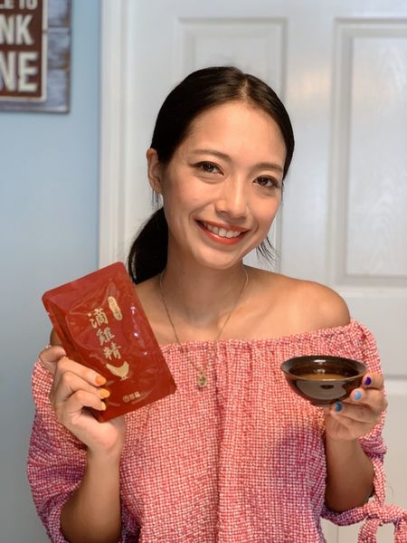 最近常常覺得體虛，做事提不起勁，讓我遇到了曾國城大力推薦的「芳茲生技・日月養生滴雞精」，因為經過高溫高壓滅菌可常溫保存，撕開即飲或簡單隔水加熱就可以馬上補充體力，全雞滴煉並採用高壓恆溫滴萃和蒸氣不回流技術，過程中不加任何一滴水,滴滴精萃,營養滿分！