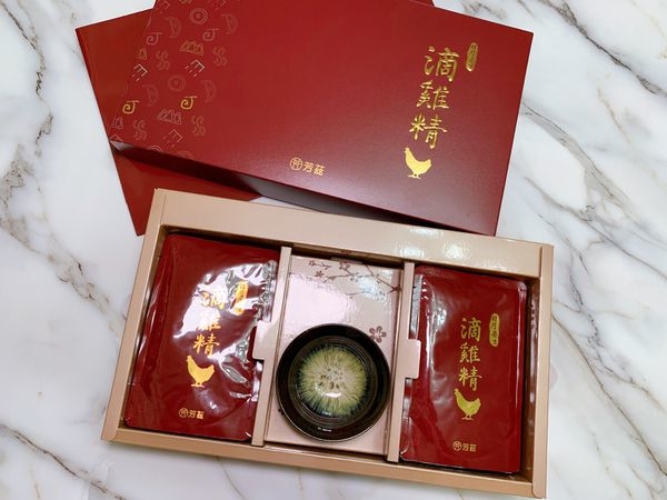 最近常常覺得體虛，做事提不起勁，讓我遇到了曾國城大力推薦的「芳茲生技・日月養生滴雞精」，因為經過高溫高壓滅菌可常溫保存，撕開即飲或簡單隔水加熱就可以馬上補充體力，全雞滴煉並採用高壓恆溫滴萃和蒸氣不回流技術，過程中不加任何一滴水,滴滴精萃,營養滿分！