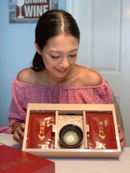 最近常常覺得體虛，做事提不起勁，讓我遇到了曾國城大力推薦的「芳茲生技・日月養生滴雞精」，因為經過高溫高壓滅菌可常溫保存，撕開即飲或簡單隔水加熱就可以馬上補充體力，全雞滴煉並採用高壓恆溫滴萃和蒸氣不回流技術，過程中不加任何一滴水,滴滴精萃,營養滿分！