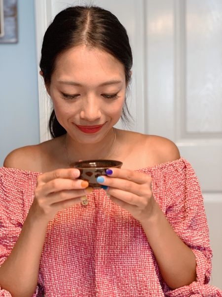 最近常常覺得體虛，做事提不起勁，讓我遇到了曾國城大力推薦的「芳茲生技・日月養生滴雞精」，因為經過高溫高壓滅菌可常溫保存，撕開即飲或簡單隔水加熱就可以馬上補充體力，全雞滴煉並採用高壓恆溫滴萃和蒸氣不回流技術，過程中不加任何一滴水,滴滴精萃,營養滿分！