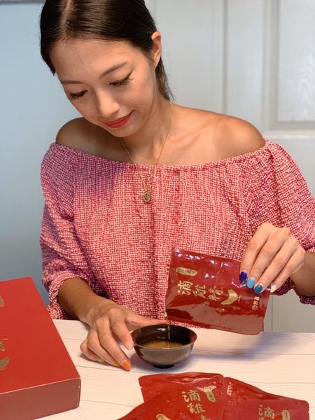 最近常常覺得體虛，做事提不起勁，讓我遇到了曾國城大力推薦的「芳茲生技・日月養生滴雞精」，因為經過高溫高壓滅菌可常溫保存，撕開即飲或簡單隔水加熱就可以馬上補充體力，全雞滴煉並採用高壓恆溫滴萃和蒸氣不回流技術，過程中不加任何一滴水,滴滴精萃,營養滿分！