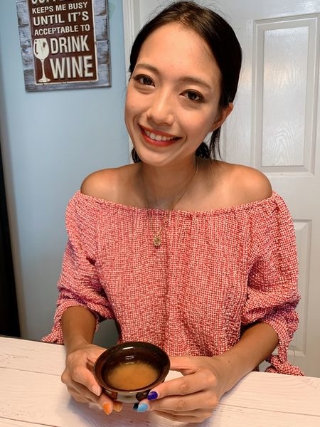 最近常常覺得體虛，做事提不起勁，讓我遇到了曾國城大力推薦的「芳茲生技・日月養生滴雞精」，因為經過高溫高壓滅菌可常溫保存，撕開即飲或簡單隔水加熱就可以馬上補充體力，全雞滴煉並採用高壓恆溫滴萃和蒸氣不回流技術，過程中不加任何一滴水,滴滴精萃,營養滿分！