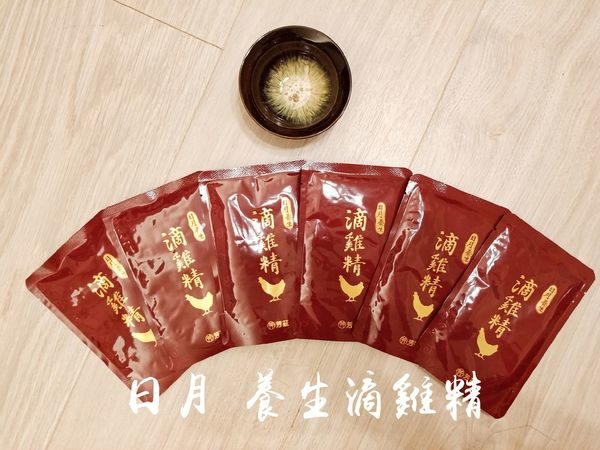 一打二對我來說是家常便飯，體力和精神都非常的消耗，疲憊感也跟著來，日月養生滴雞精經過高溫高壓滅菌，常溫保存即可，簡單在電鍋裡加熱，隨時補充好體力，嚴選青壯年紅羽土公雞，喝起來沒有老母雞的油膩感，真正全雞煉滴，甘醇濃郁、清爽好喝又順口，營養更完整！