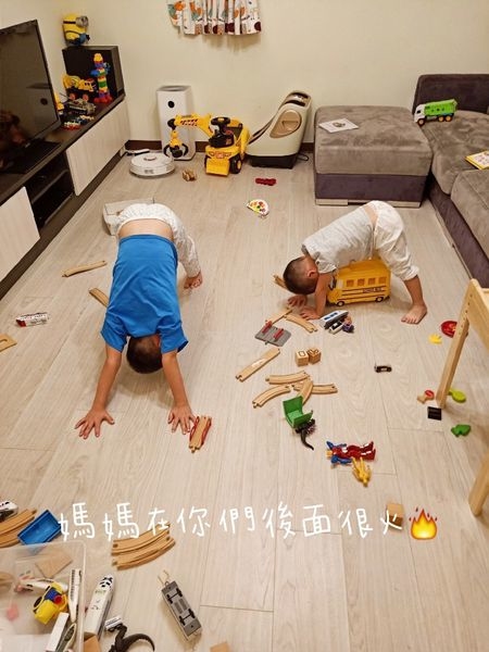 一打二對我來說是家常便飯，體力和精神都非常的消耗，疲憊感也跟著來，日月養生滴雞精經過高溫高壓滅菌，常溫保存即可，簡單在電鍋裡加熱，隨時補充好體力，嚴選青壯年紅羽土公雞，喝起來沒有老母雞的油膩感，真正全雞煉滴，甘醇濃郁、清爽好喝又順口，營養更完整！