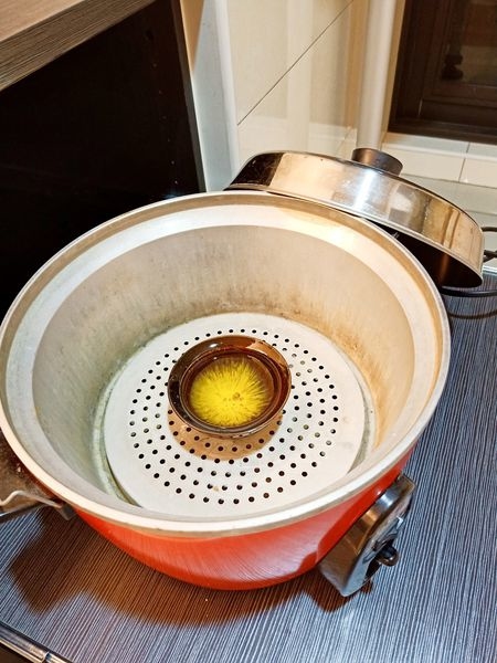 一打二對我來說是家常便飯，體力和精神都非常的消耗，疲憊感也跟著來，日月養生滴雞精經過高溫高壓滅菌，常溫保存即可，簡單在電鍋裡加熱，隨時補充好體力，嚴選青壯年紅羽土公雞，喝起來沒有老母雞的油膩感，真正全雞煉滴，甘醇濃郁、清爽好喝又順口，營養更完整！