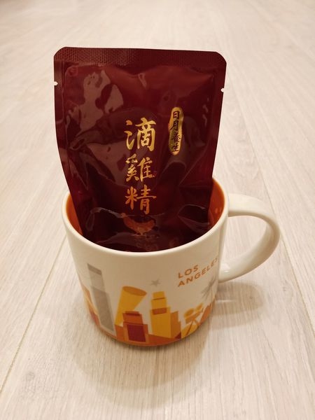 一打二對我來說是家常便飯，體力和精神都非常的消耗，疲憊感也跟著來，日月養生滴雞精經過高溫高壓滅菌，常溫保存即可，簡單在電鍋裡加熱，隨時補充好體力，嚴選青壯年紅羽土公雞，喝起來沒有老母雞的油膩感，真正全雞煉滴，甘醇濃郁、清爽好喝又順口，營養更完整！