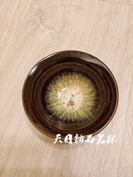 一打二對我來說是家常便飯，體力和精神都非常的消耗，疲憊感也跟著來，日月養生滴雞精經過高溫高壓滅菌，常溫保存即可，簡單在電鍋裡加熱，隨時補充好體力，嚴選青壯年紅羽土公雞，喝起來沒有老母雞的油膩感，真正全雞煉滴，甘醇濃郁、清爽好喝又順口，營養更完整！