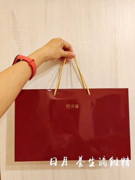 一打二對我來說是家常便飯，體力和精神都非常的消耗，疲憊感也跟著來，日月養生滴雞精經過高溫高壓滅菌，常溫保存即可，簡單在電鍋裡加熱，隨時補充好體力，嚴選青壯年紅羽土公雞，喝起來沒有老母雞的油膩感，真正全雞煉滴，甘醇濃郁、清爽好喝又順口，營養更完整！