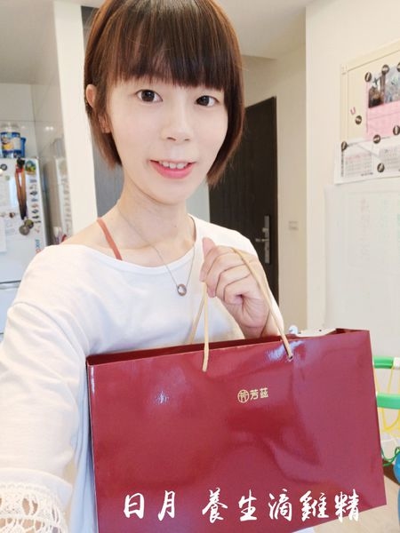 一打二對我來說是家常便飯，體力和精神都非常的消耗，疲憊感也跟著來，日月養生滴雞精經過高溫高壓滅菌，常溫保存即可，簡單在電鍋裡加熱，隨時補充好體力，嚴選青壯年紅羽土公雞，喝起來沒有老母雞的油膩感，真正全雞煉滴，甘醇濃郁、清爽好喝又順口，營養更完整！