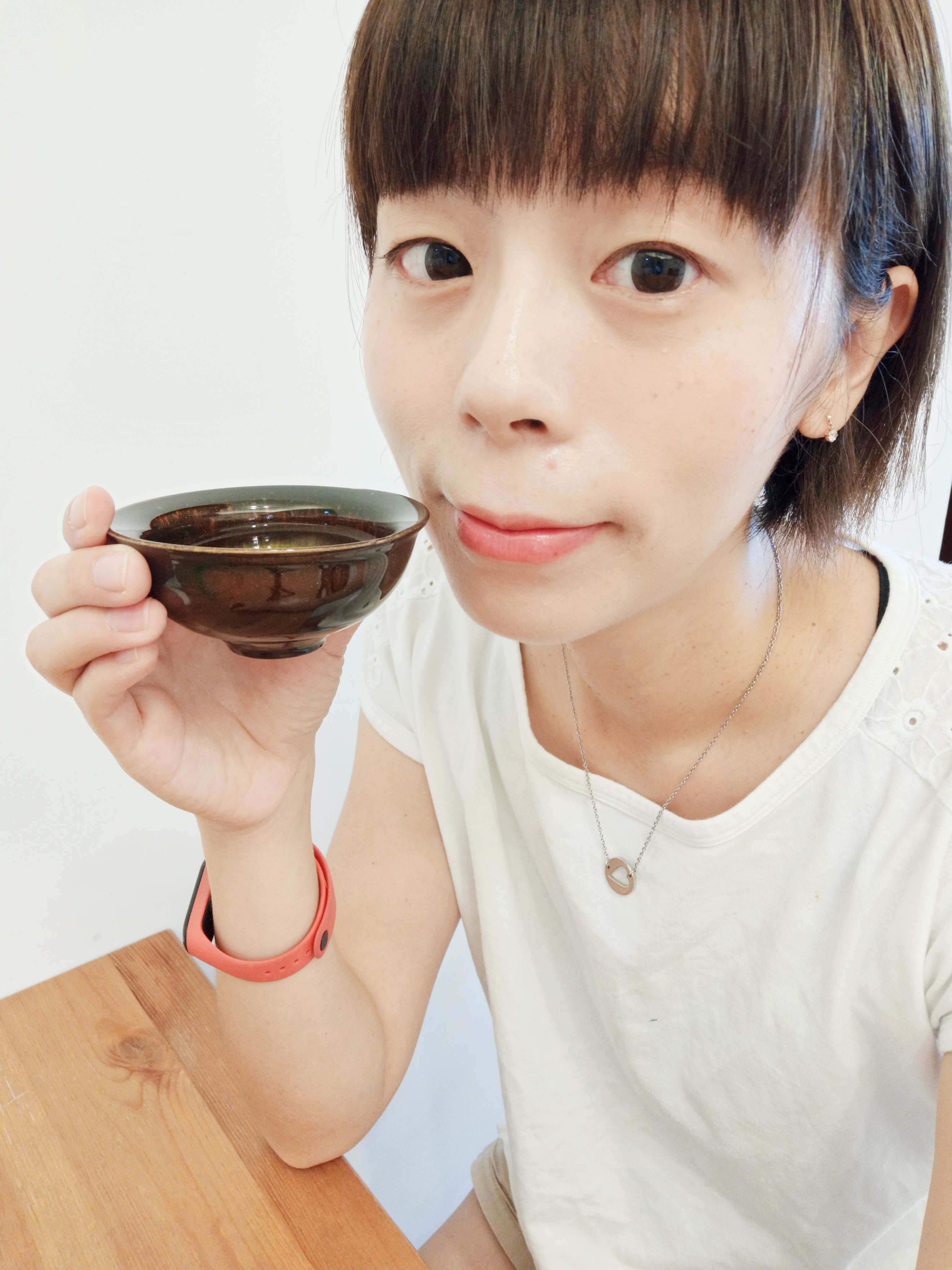 一打二對我來說是家常便飯，體力和精神都非常的消耗，疲憊感也跟著來，日月養生滴雞精經過高溫高壓滅菌，常溫保存即可，簡單在電鍋裡加熱，隨時補充好體力，嚴選青壯年紅羽土公雞，喝起來沒有老母雞的油膩感，真正全雞煉滴，甘醇濃郁、清爽好喝又順口，營養更完整！