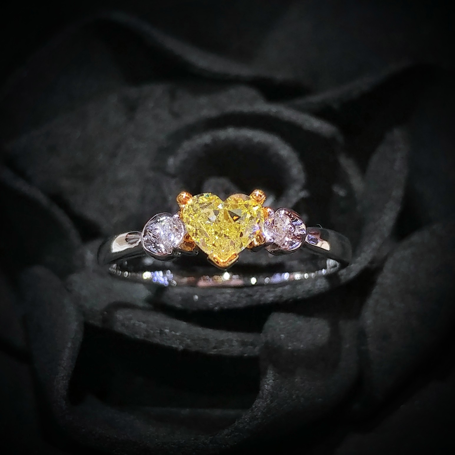 全新18K金【單粒47份心形彩黃鑽】配小鑽共51份鑽石戒指