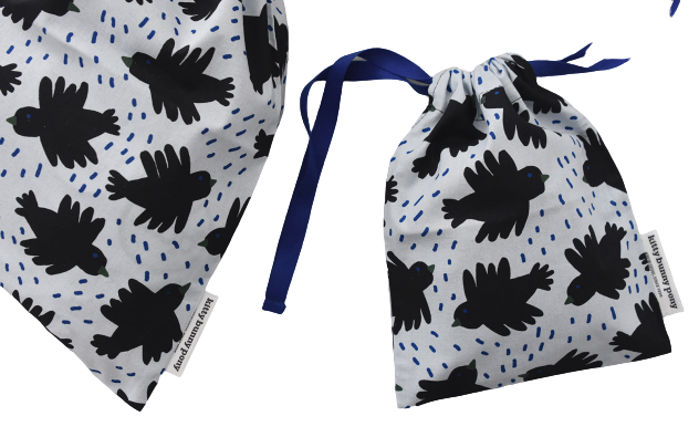kbp Crow String Pouch（快樂小鳥圖案）索繩布袋一套（中、小型各一個）
