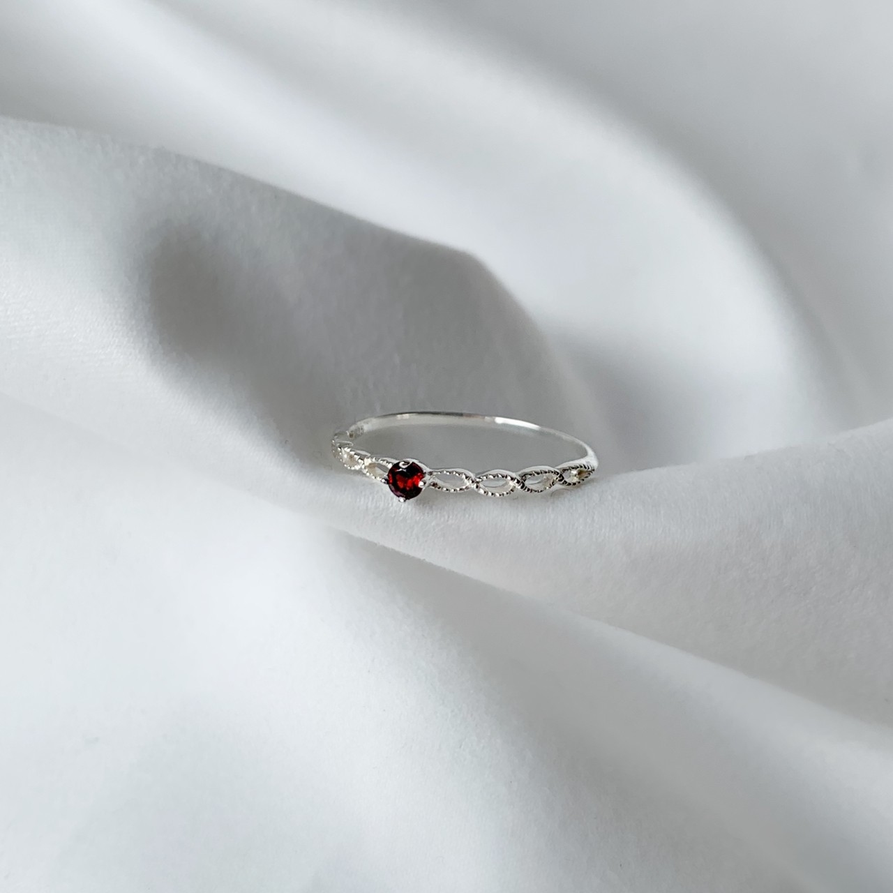 簍空千穀粒小四爪石榴石戒指